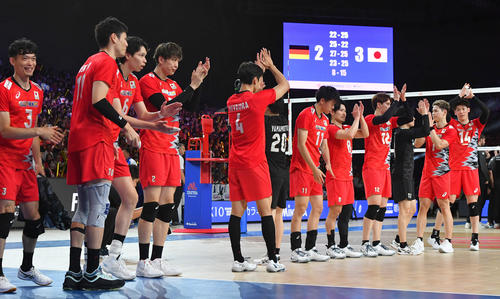 日本対ドイツ　ドイツとのフルセットの激闘を制し、ファンにあいさつするバレー男子日本代表の選手たち（撮影・岩下翔太）