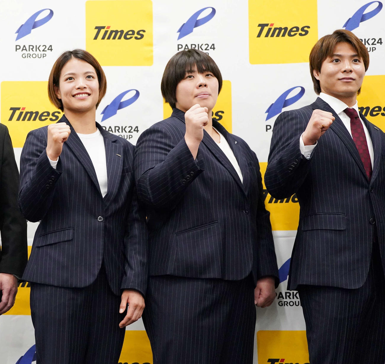 パリ五輪柔道日本代表内定選手壮行会に臨む、左からパーク24所属の阿部詩、素根、阿倍一（撮影・小沢裕）