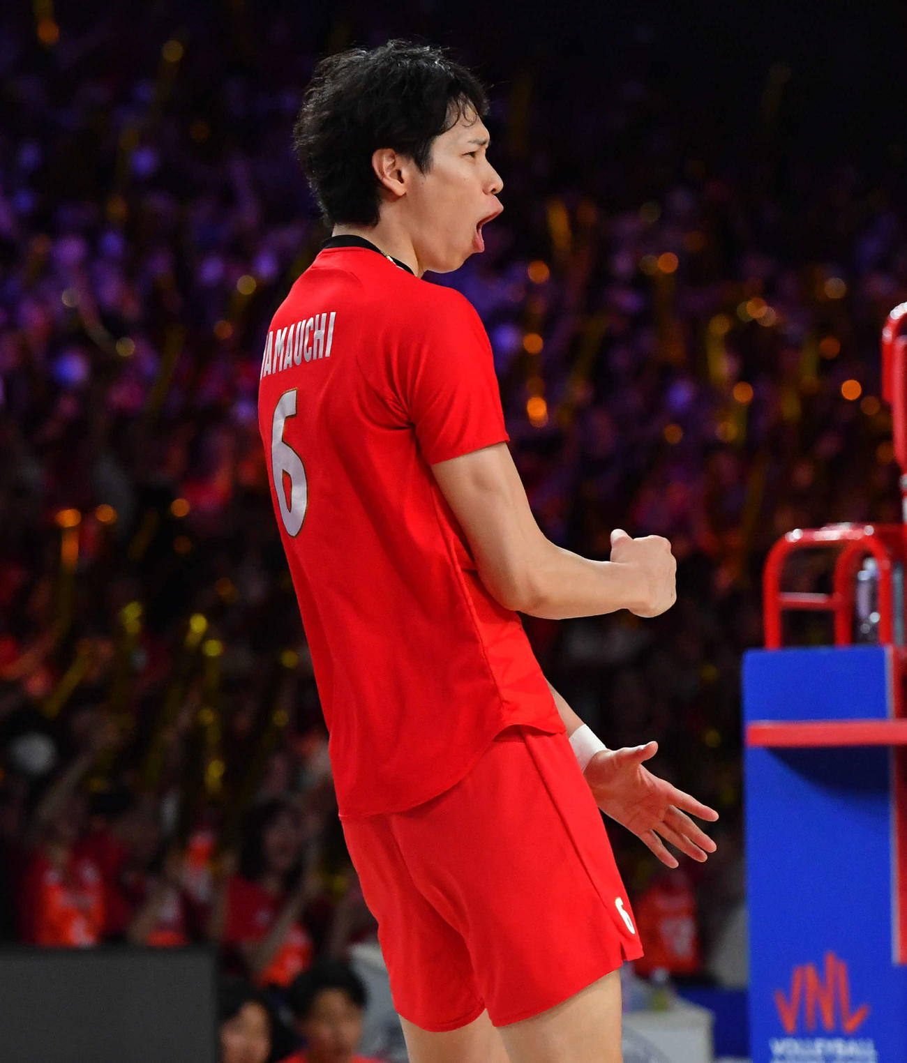 日本対ドイツ　第5セット、サービスエースで勝利を決め、雄たけびをあげる山内（撮影・岩下翔太）