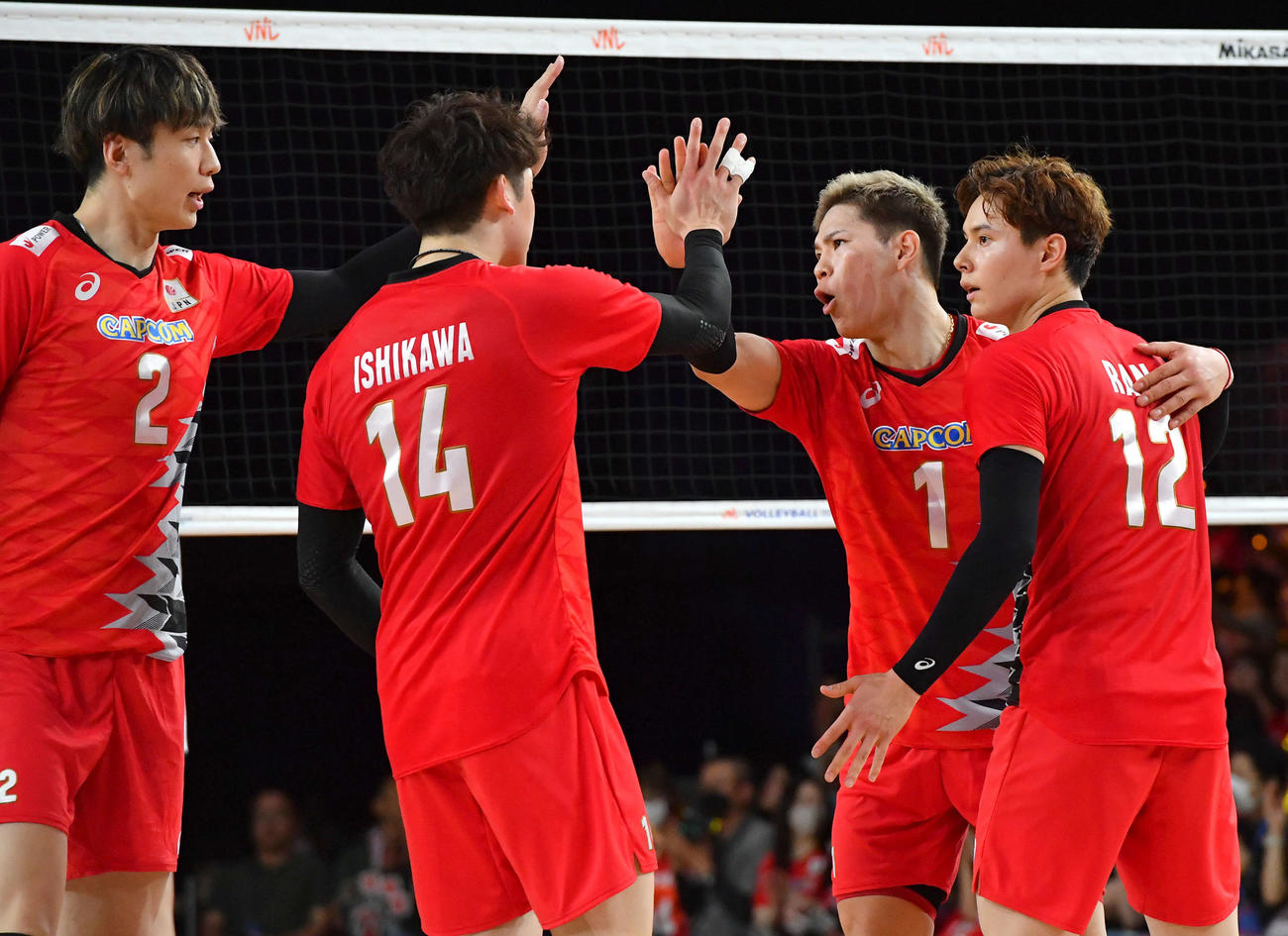 日本対ドイツ　第3セット、得点を奪い、タッチを交わす西田（右から2人目）（撮影・岩下翔太）