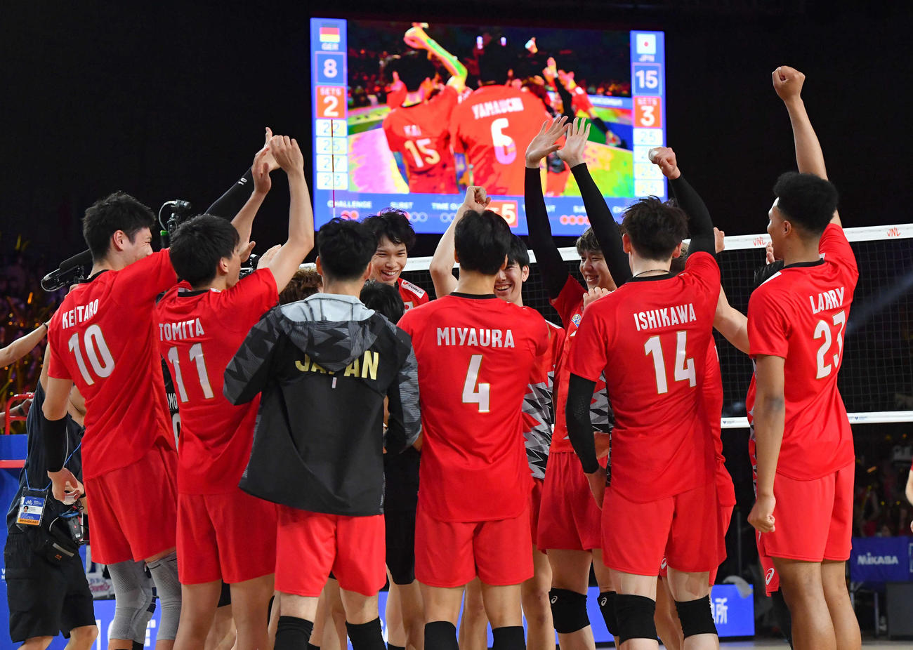 日本対ドイツ　ドイツとのフルセットの激闘を制し、喜ぶバレー男子日本代表の選手たち（撮影・岩下翔太）
