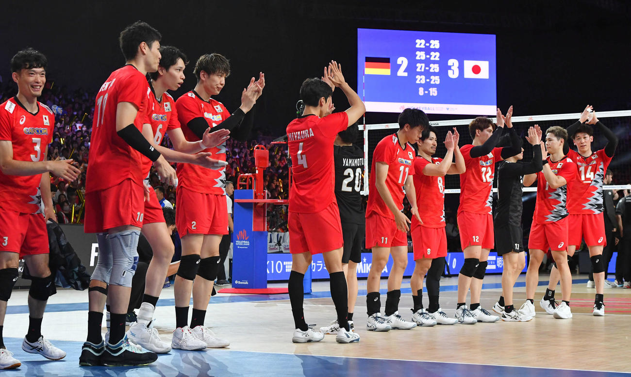 日本対ドイツ　ドイツとのフルセットの激闘を制し、ファンにあいさつするバレー男子日本代表の選手たち（撮影・岩下翔太）