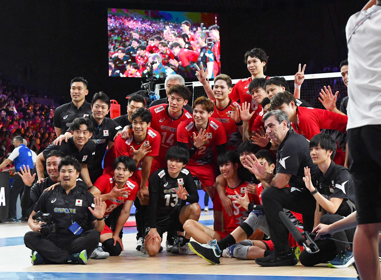 日本対ドイツ　ドイツとのフルセットの激闘を制し、記念撮影をするバレー男子日本代表の選手たち（撮影・岩下翔太）