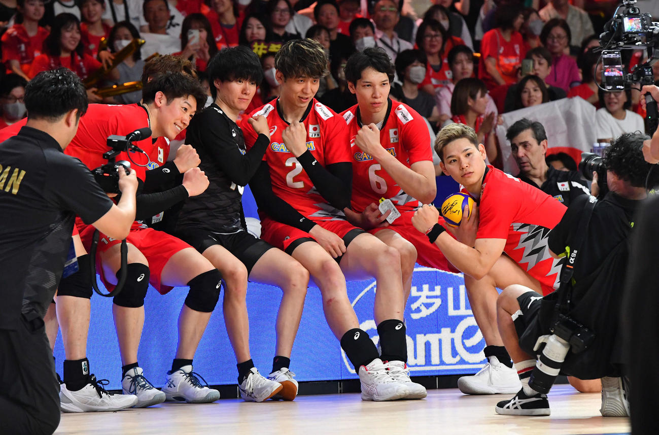 ネーションズリーグ　日本対ドイツ　試合後に記念撮影をする、左から石川、高橋、小川、小野寺、山内、西田（撮影・岩下翔太）