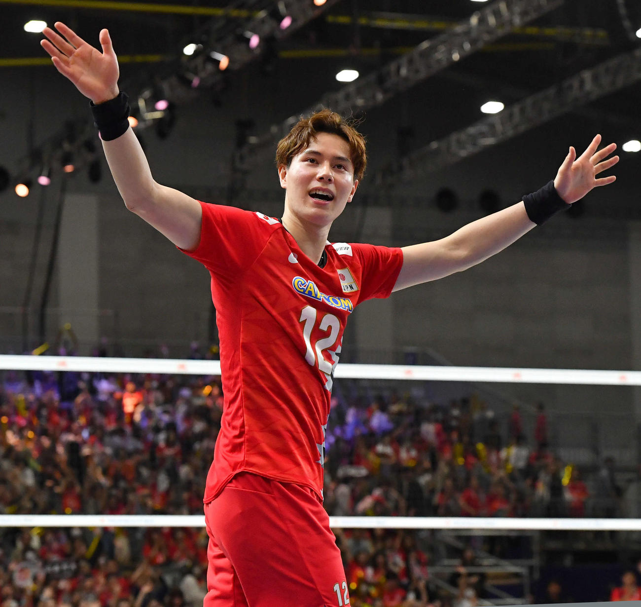 日本対ドイツ　ドイツに勝利し、ファンに手を振りながら引き揚げる高橋（撮影・岩下翔太）