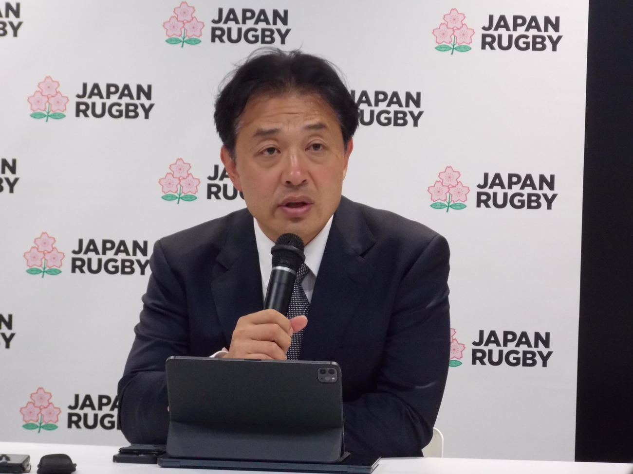 日本協会の理事会を終え、内容を報告する岩渕健輔専務理事（撮影・松本航）