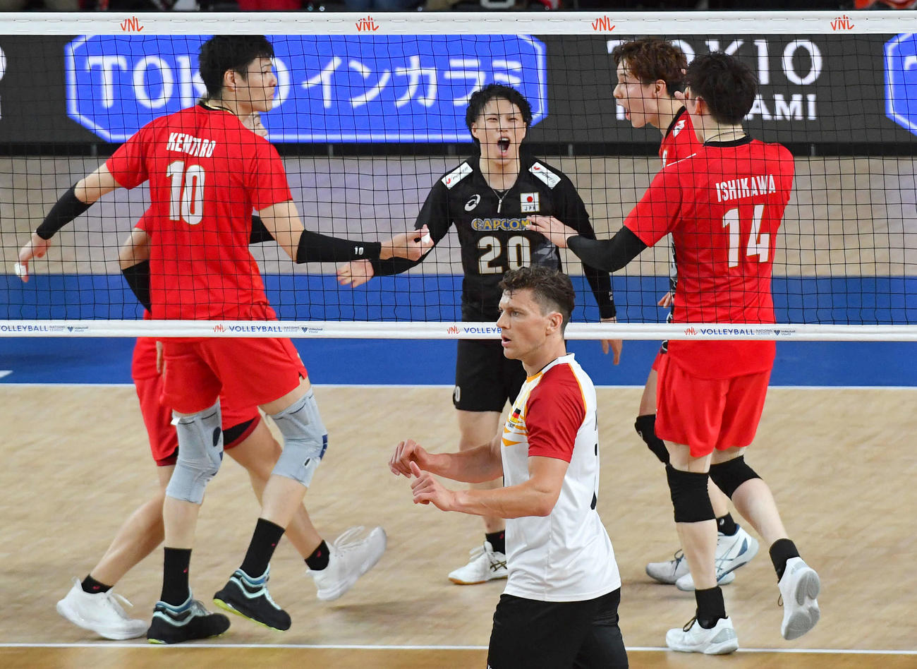 日本対ドイツ　第2セット、タッチを交わす山本（中央）（撮影・岩下翔太）