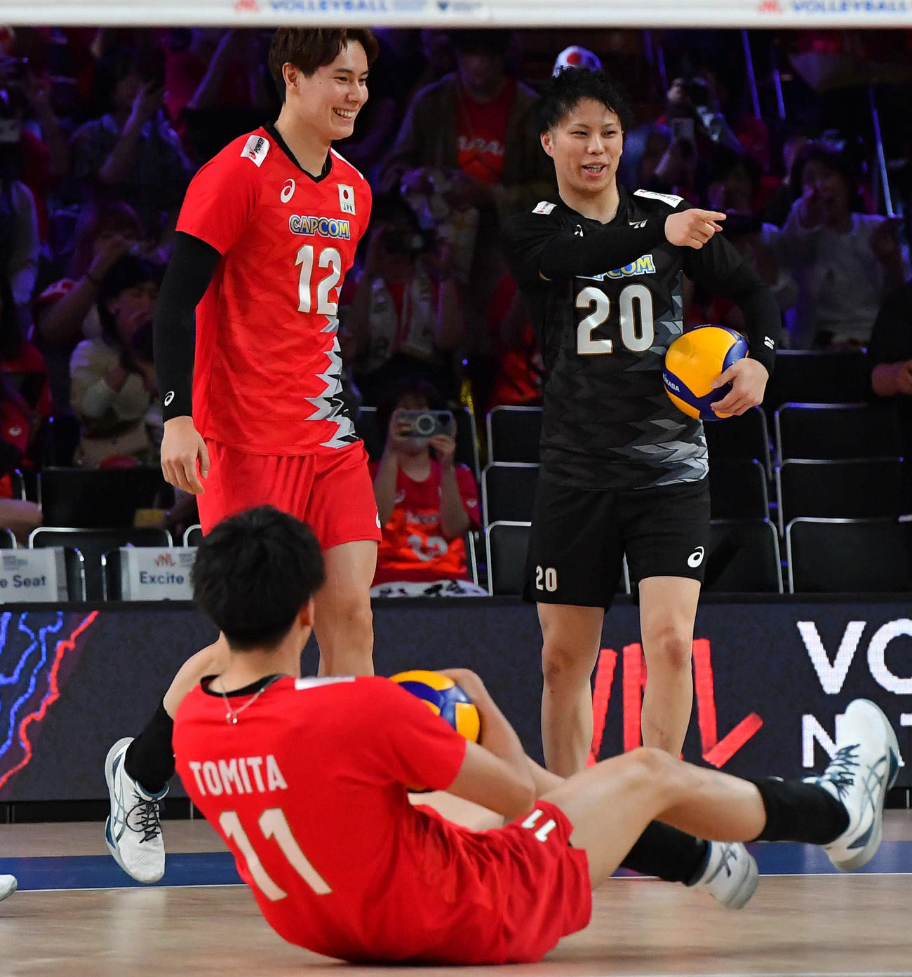 日本対ドイツ　試合前、談笑する高橋（左）と山本（撮影・岩下翔太）