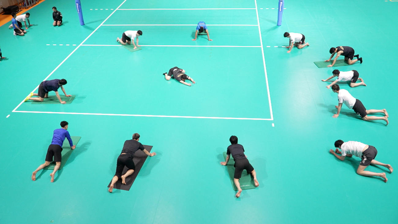 ストレッチする代表選手（C）JVA
