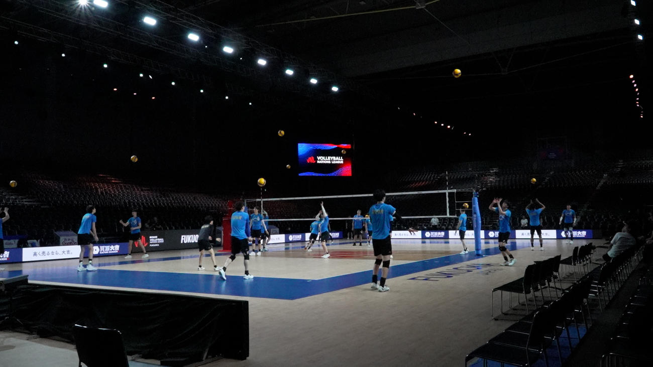 ストレッチする代表選手（C）JVA