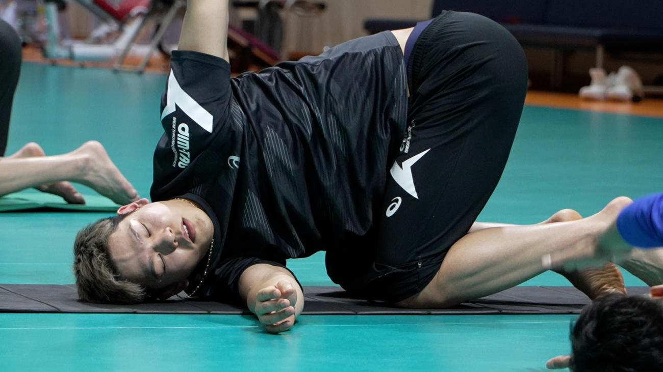 ストレッチする西田有志（C）JVA