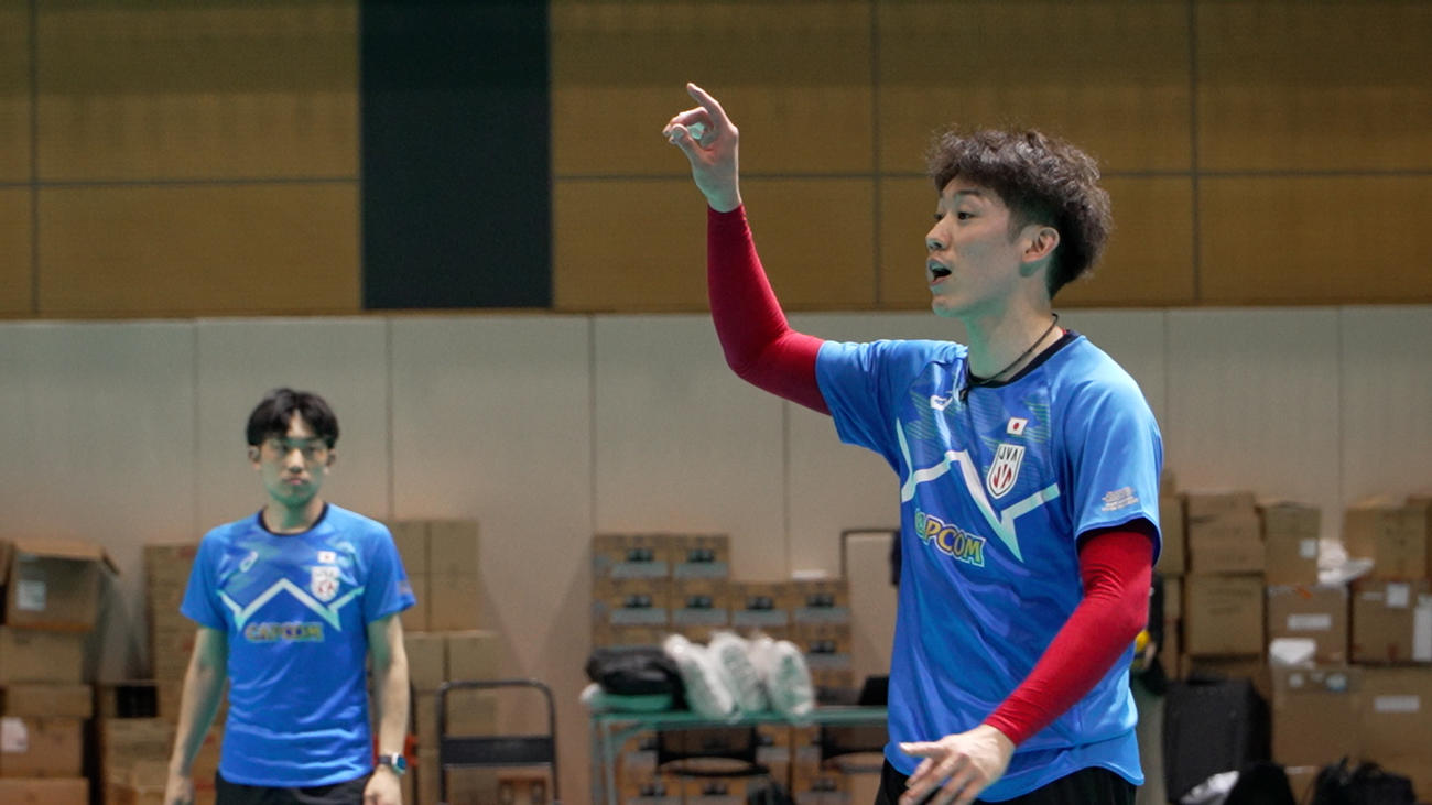 指示を送る石川祐希（右）（C）JVA