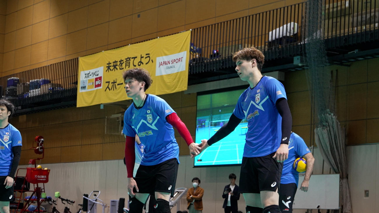 手を合わせる石川祐希（左）と高橋藍（C）JVA