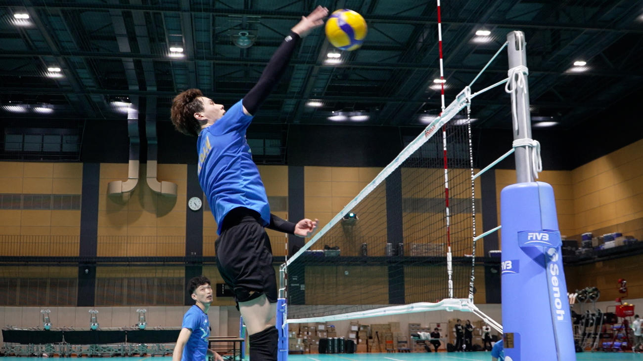 スパイクを打つ高橋藍（C）JVA