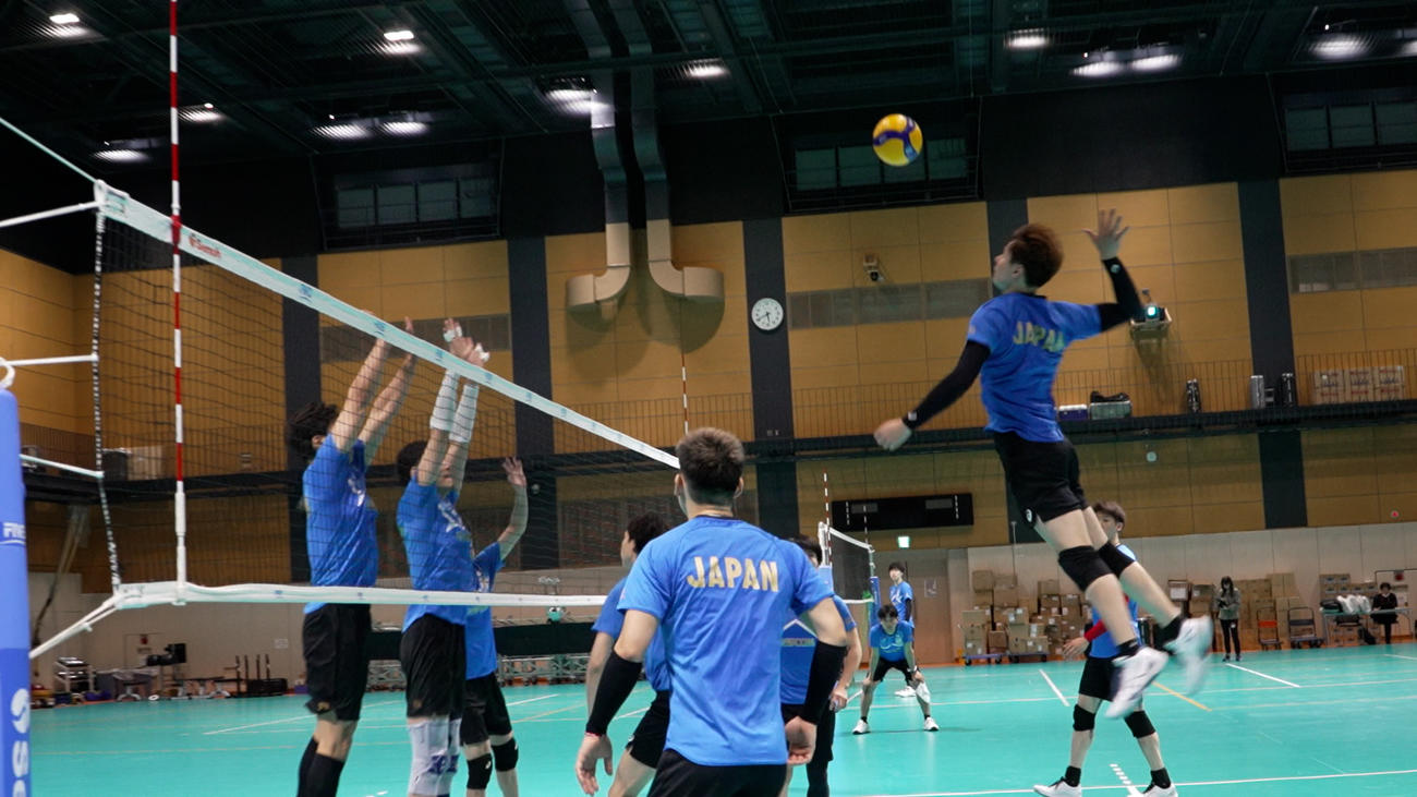 スパイクを打つ高橋藍（右）（C）JVA