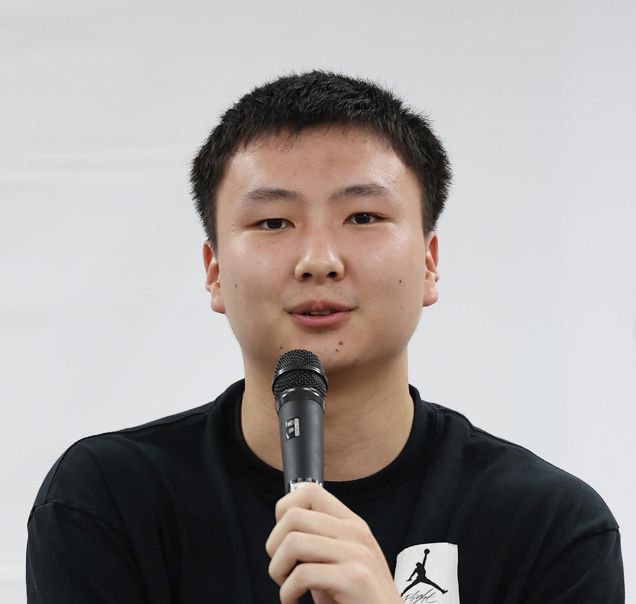 会見で質問に答える富永（撮影・前田充）
