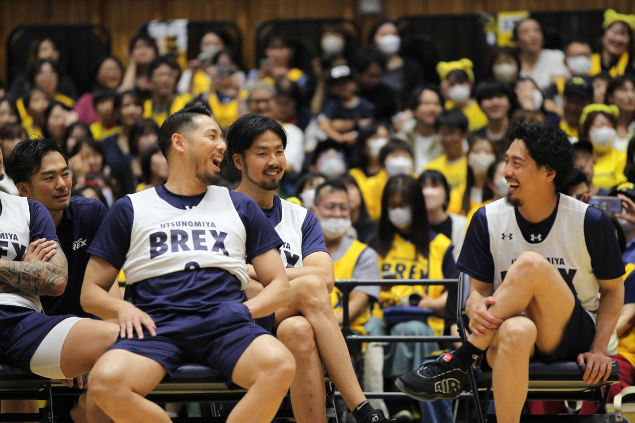 6月1日に行われたファン感謝DAYで笑顔を見せる渡邉裕規（右）と遠藤祐亮（左）。真ん中は竹内公輔（撮影・沢田啓太郎）
