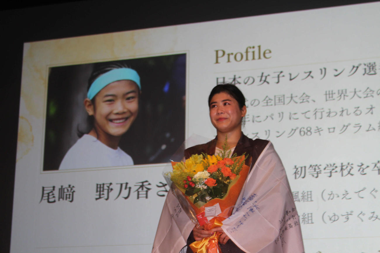 母校の生徒から合唱を聞き涙を浮かべる尾崎