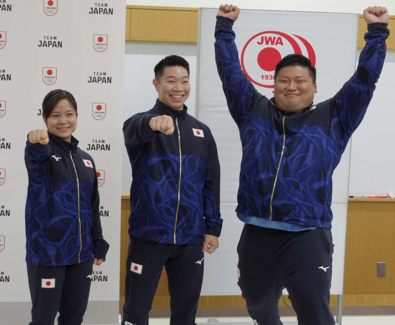 パリ五輪日本代表に内定した女子49キロ級の鈴木、男子73キロ級の宮本、男子102キロ超級の村上（撮影・奥岡幹浩）