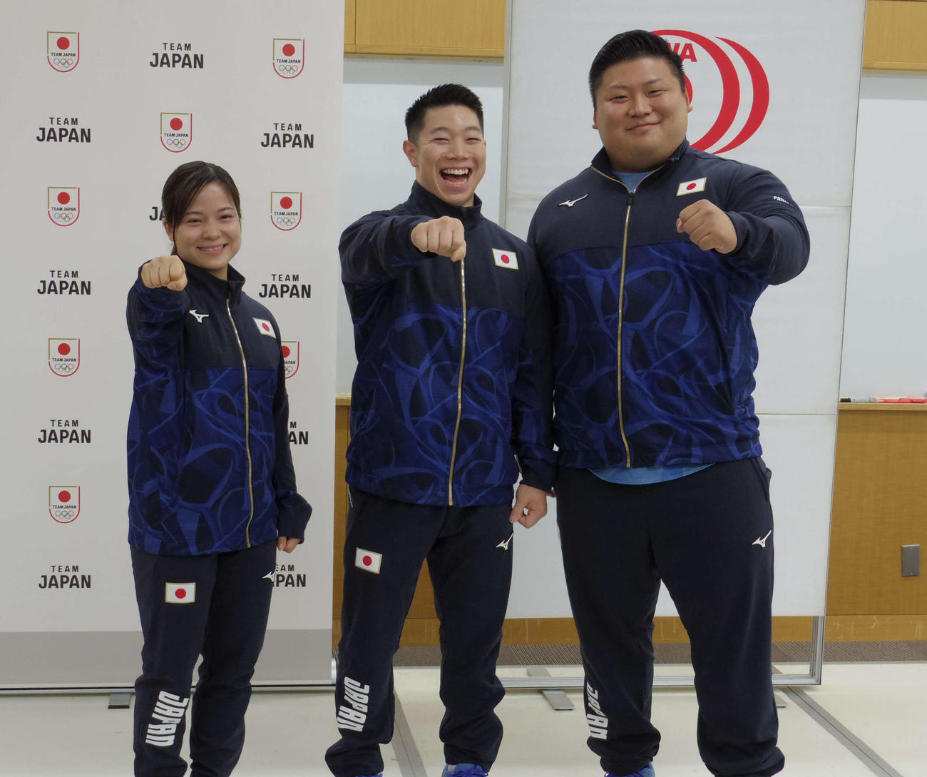 （写真左から）パリ五輪日本代表に内定した鈴木梨羅、宮本昌典、村上英士朗（撮影・奥岡幹浩）
