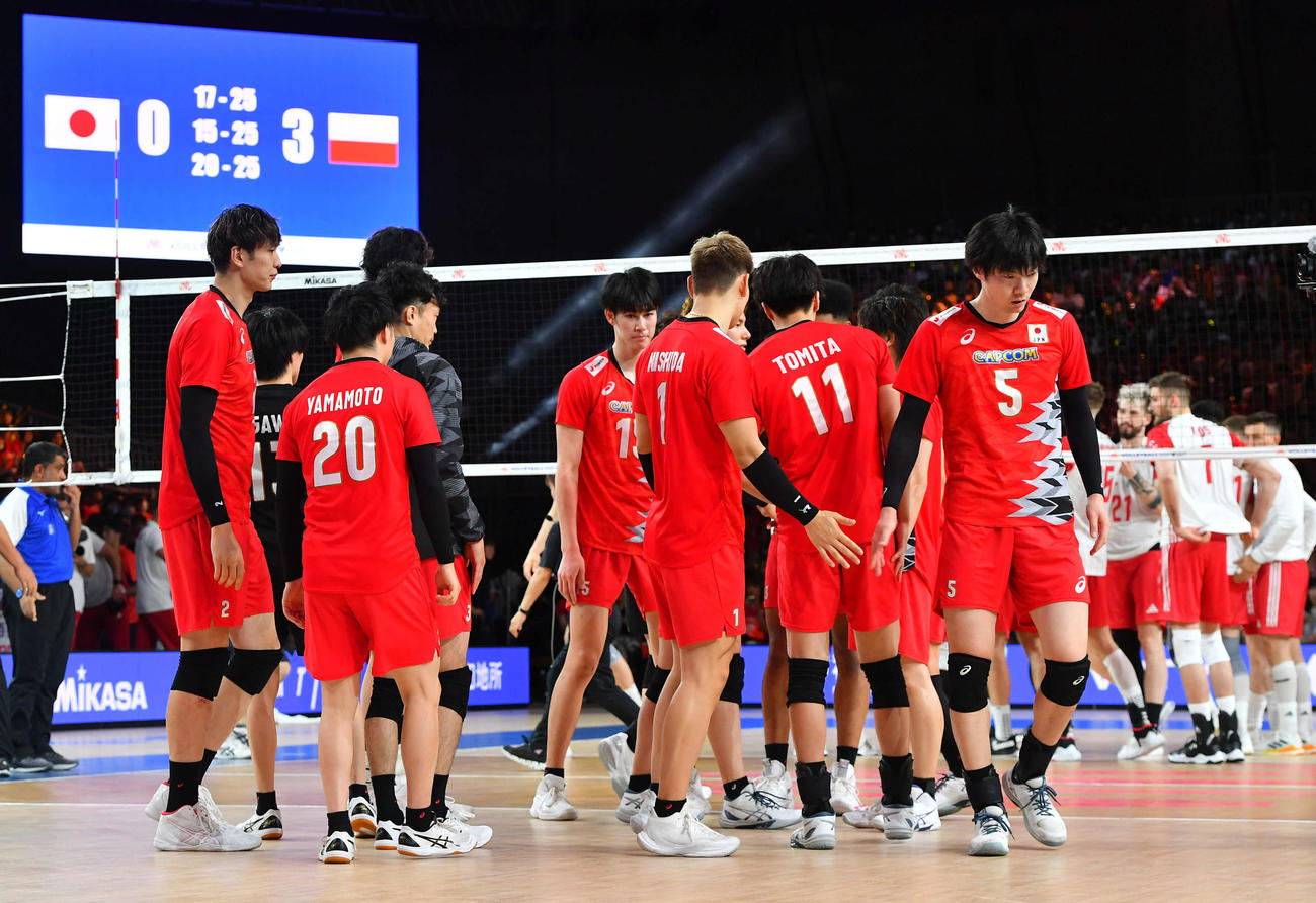 日本対ポーランド　ポーランドに敗れ、肩を落とすバレー男子日本代表の選手たち（撮影・岩下翔太）