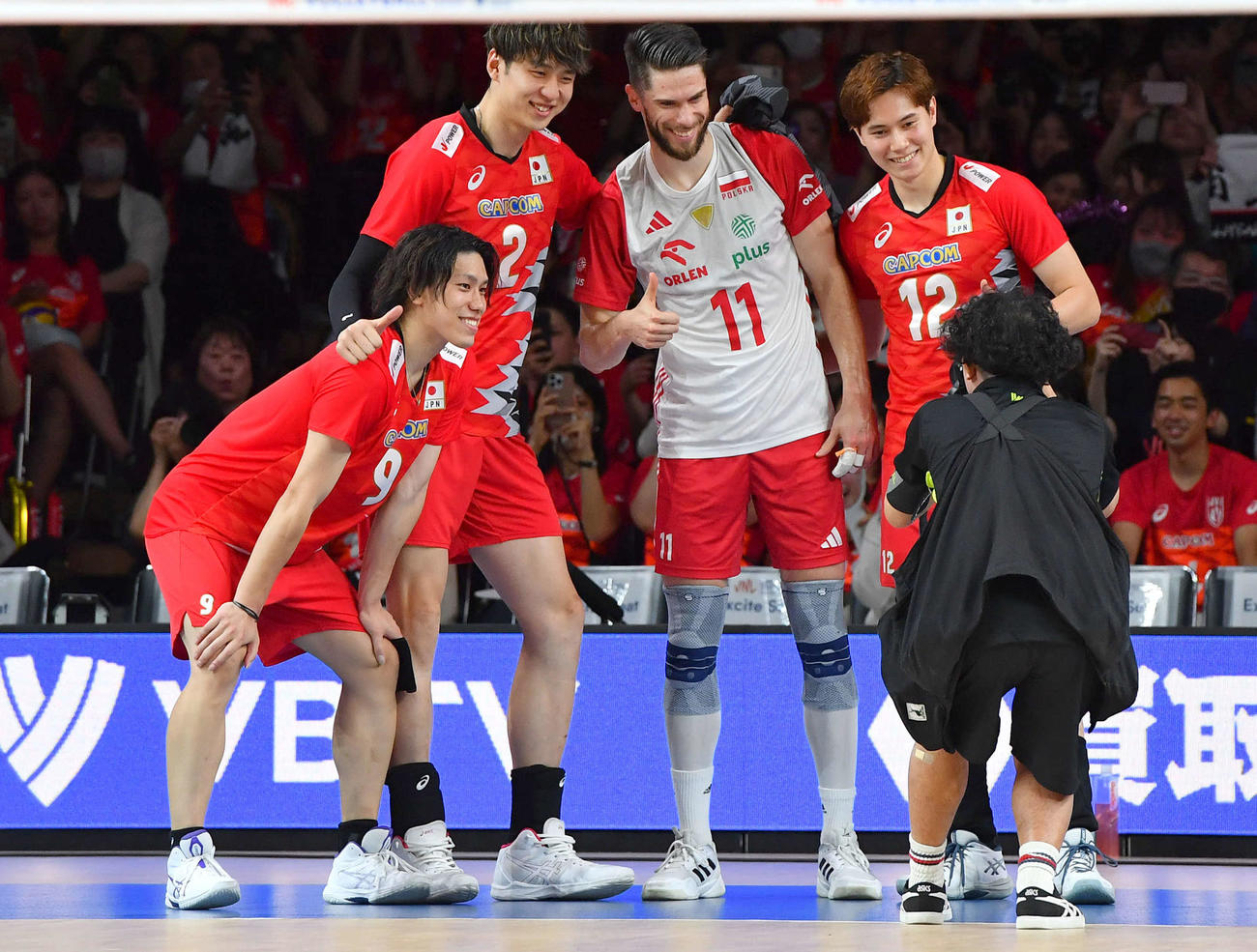 日本対ポーランド　試合後、アレクサンデル・シリフカ（右から2人目）と記念撮影する、左から大宅、小野寺、ひとりおいて高橋（撮影・岩下翔太）