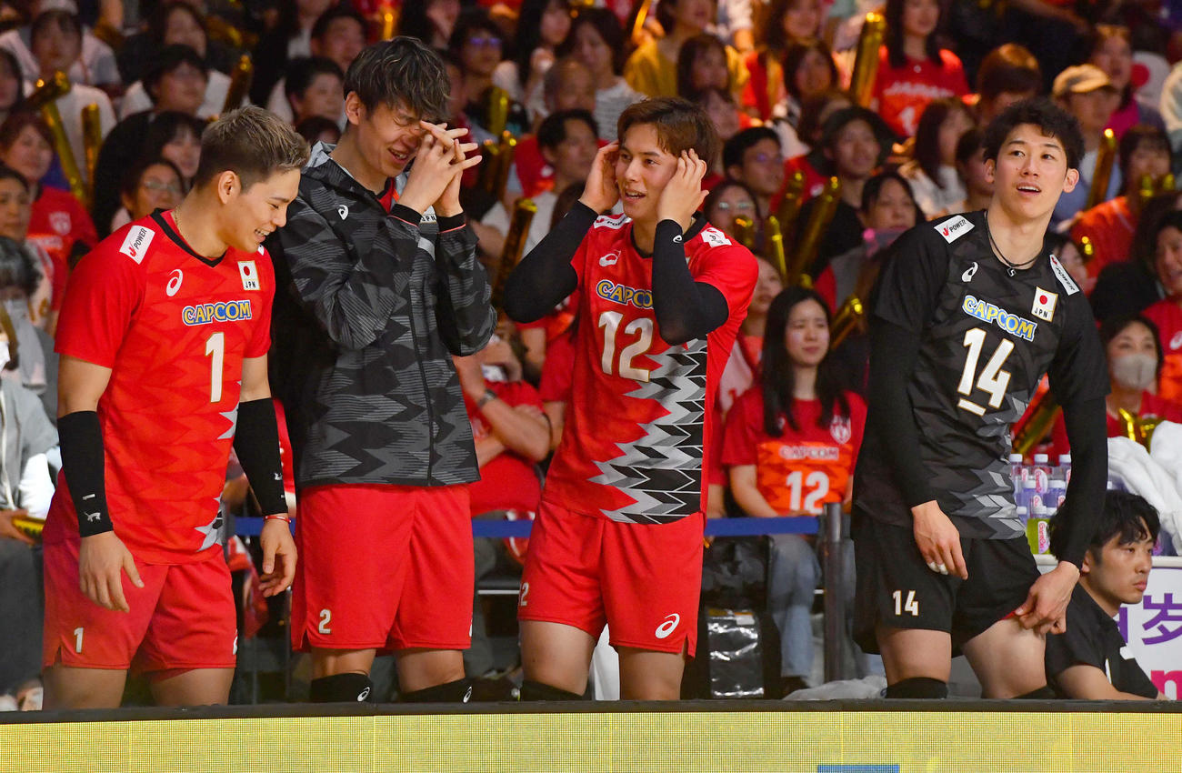 日本対ポーランド　第3セット、失点しベンチで厳しい表情を見せる、左から西田、小野寺、高橋、石川（撮影・岩下翔太）