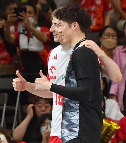 日本対ポーランド　試合後、カミル・セメニウク（左）と記念撮影する石川（撮影・岩下翔太）