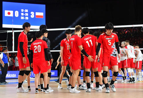 日本対ポーランド　ポーランドに敗れ、肩を落とすバレー男子日本代表の選手たち（撮影・岩下翔太）