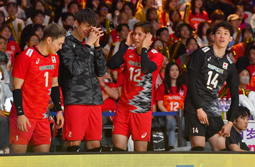 日本対ポーランド　第3セット、失点しベンチで厳しい表情を見せる、左から西田、小野寺、高橋、石川（撮影・岩下翔太）
