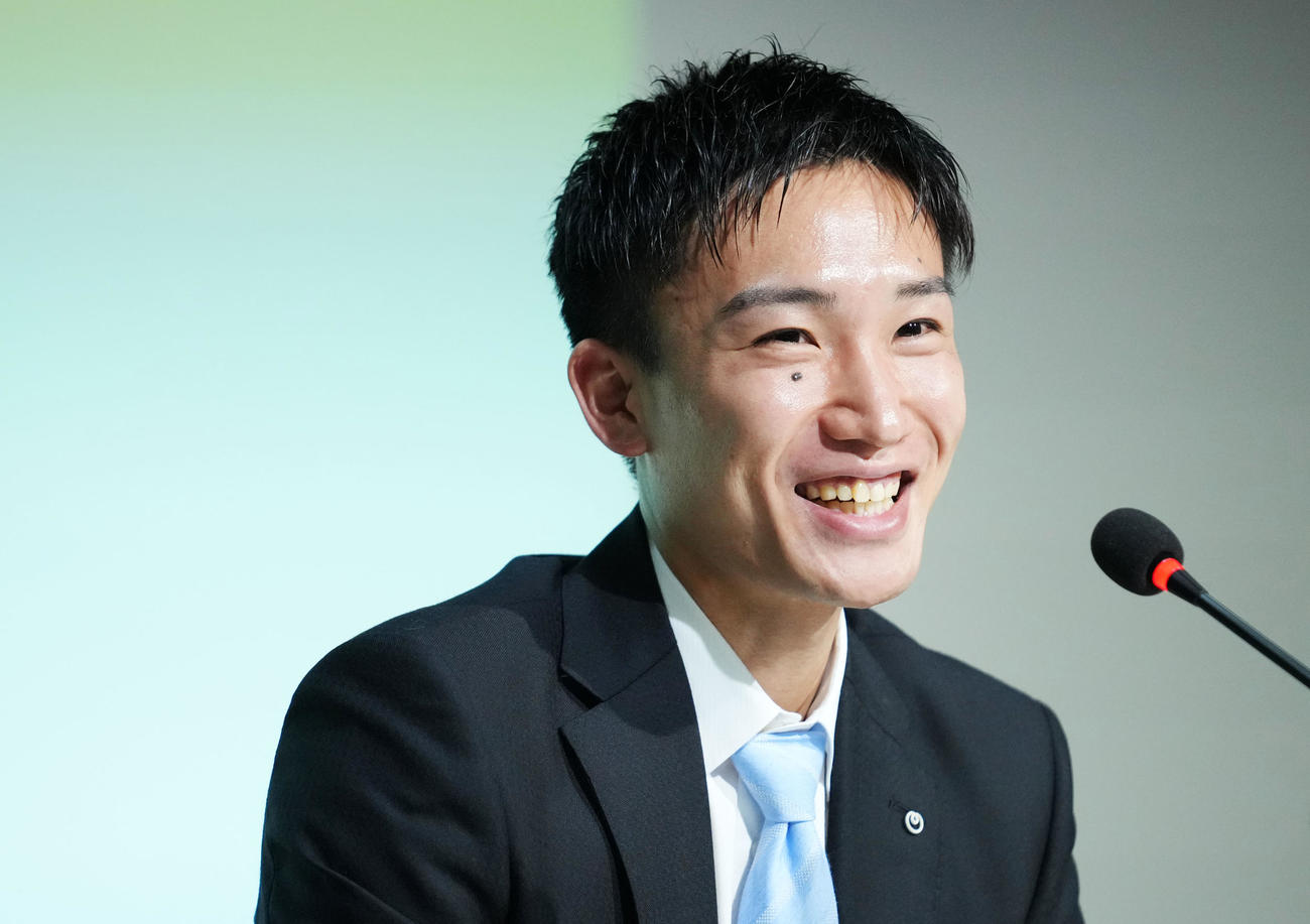 4月、引退会見で笑顔を見せる桃田