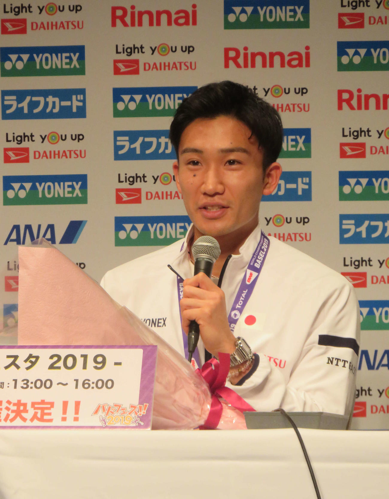 19年8月、世界選手権連覇を達成し会見する桃田