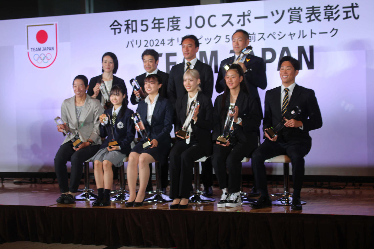 2023年度JOCスポーツ賞表彰式に参加した江村美咲（前列左から4人目）