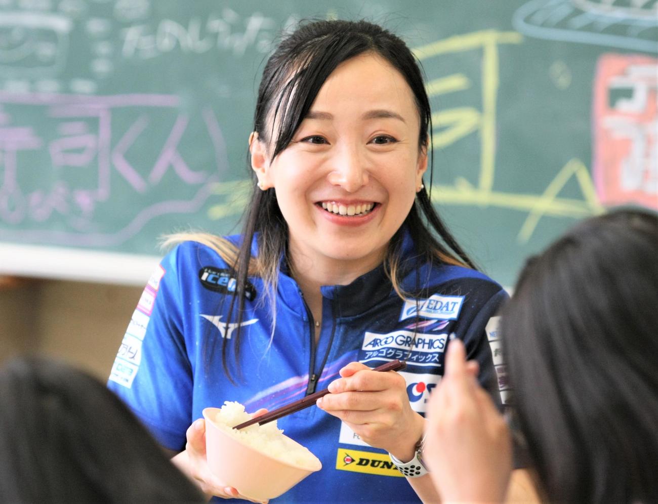 横浜市立元街小学校で子どもたちと給食を食べるロコ・ソラーレ藤沢（撮影・藤塚大輔）