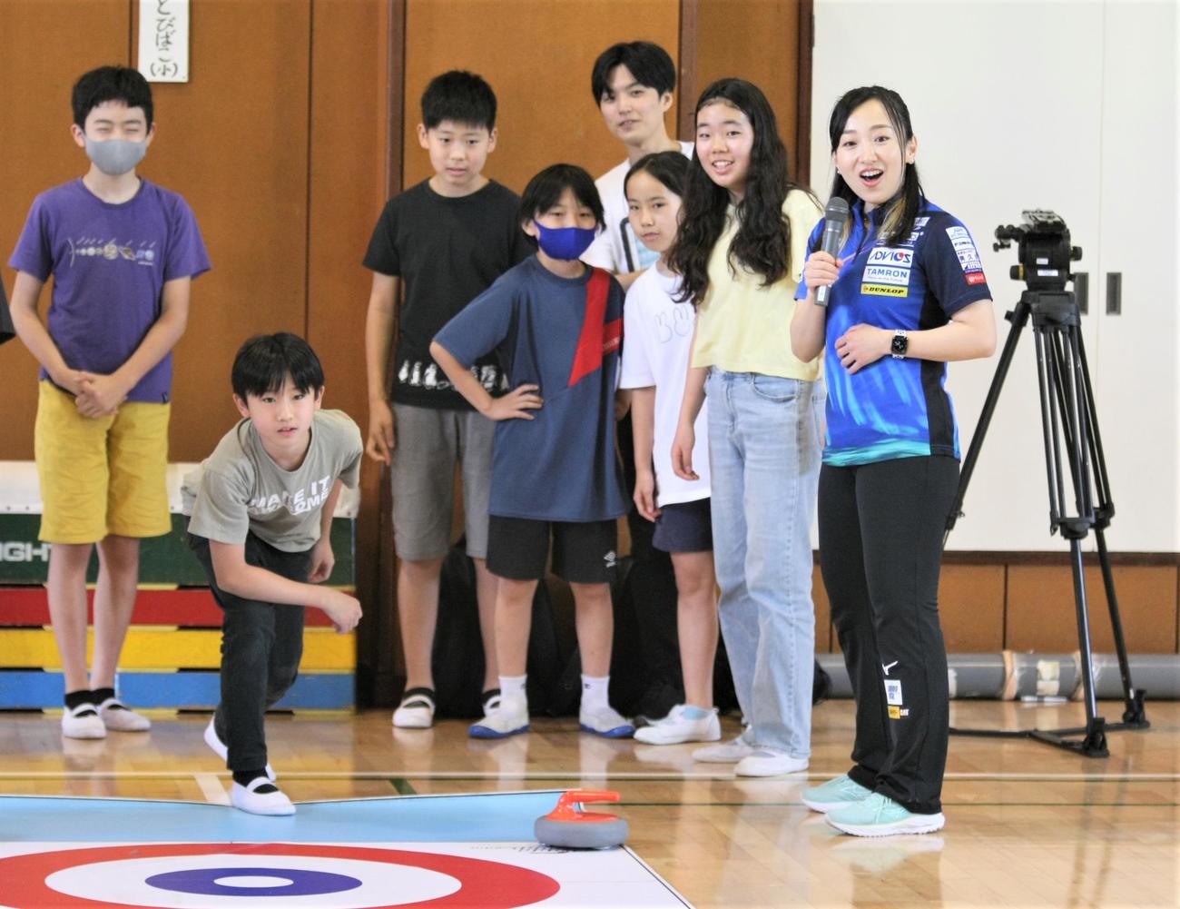 横浜市立元街小学校でカーリング教室を開いたロコ・ソラーレ藤沢（右）（撮影・藤塚大輔）