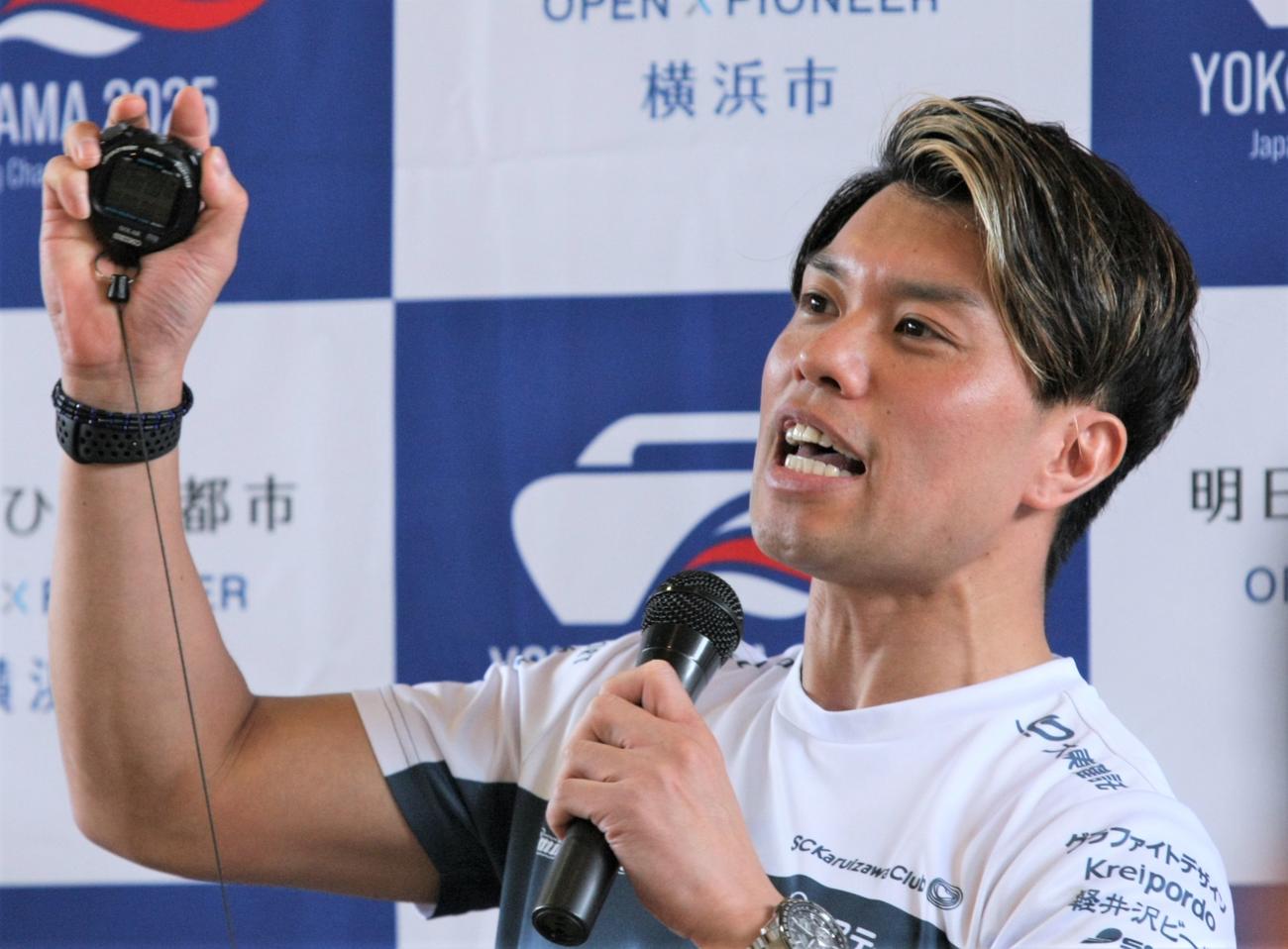 横浜市立元街小学校でカーリング教室を開いたSC軽井沢クラブ山口（撮影・藤塚大輔）