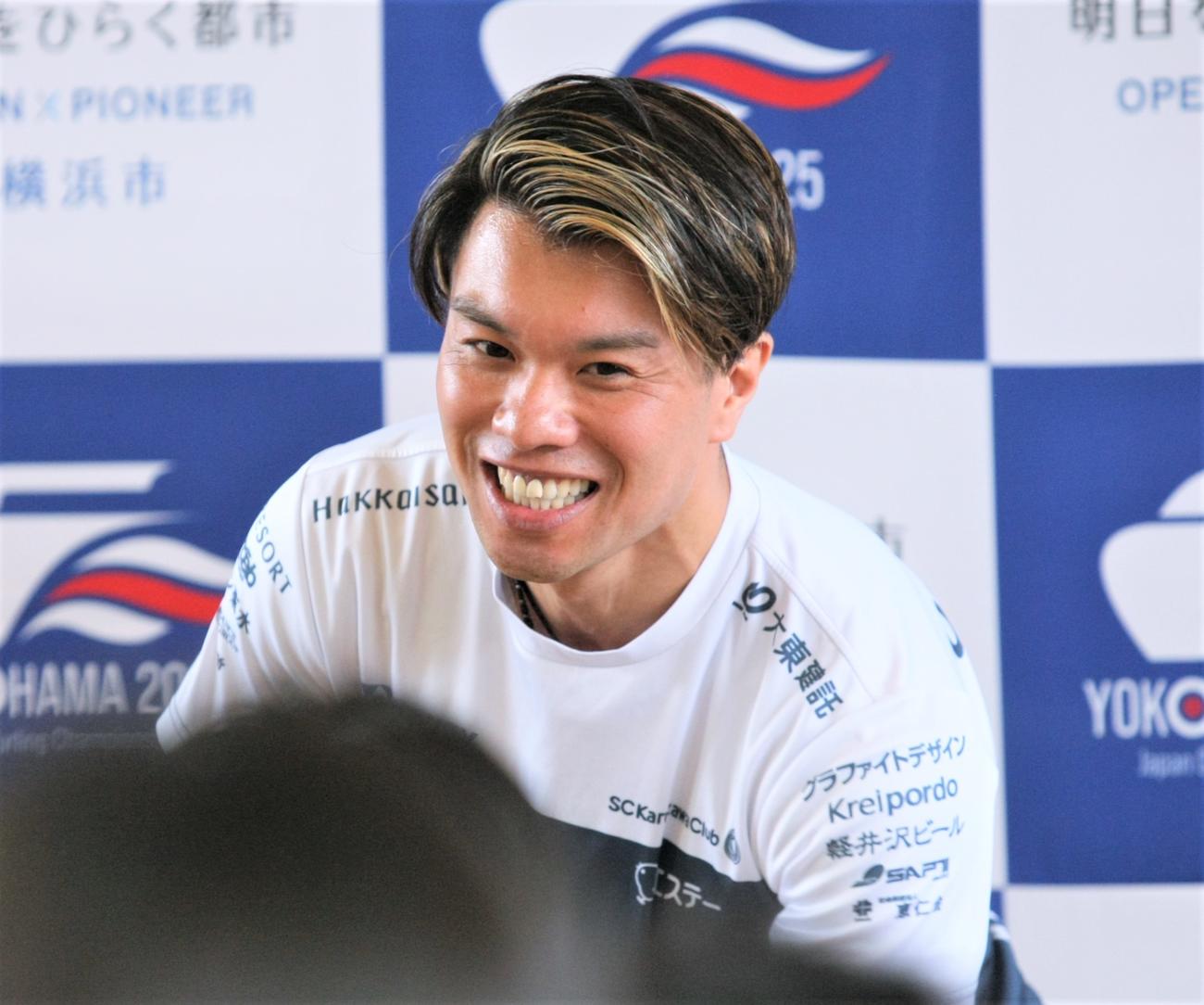 横浜市立元街小学校でカーリング教室を開いたSC軽井沢クラブ山口（撮影・藤塚大輔）