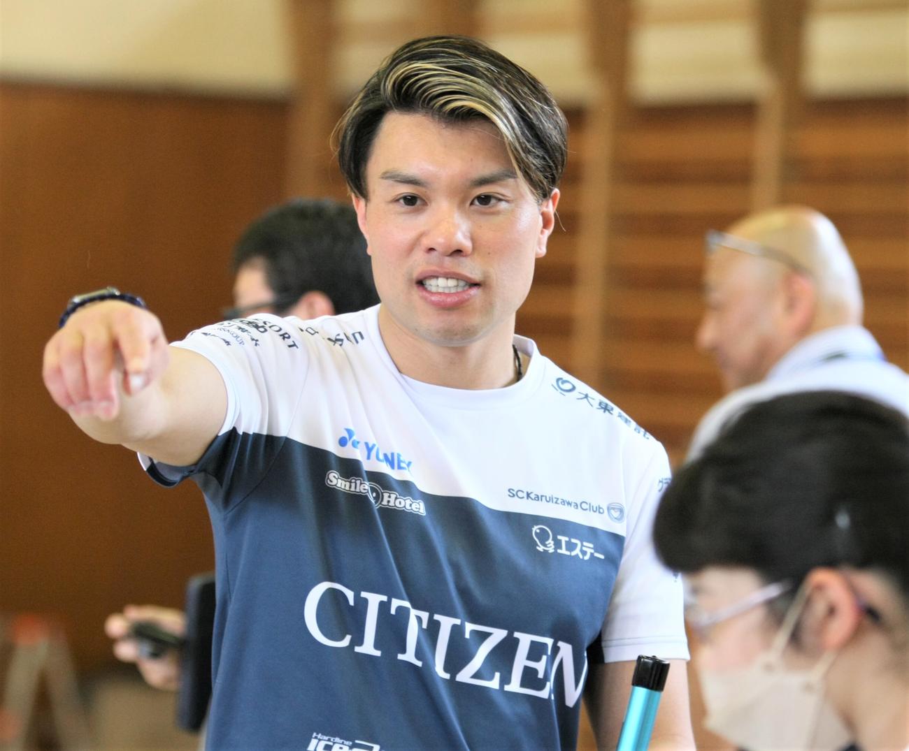 横浜市立元街小学校でカーリング教室を開いたSC軽井沢クラブ山口（撮影・藤塚大輔）
