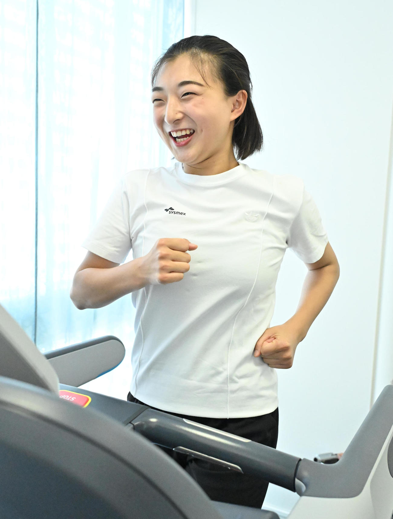 低酸素室でトレーニングを行う坂本（撮影・石井愛子）