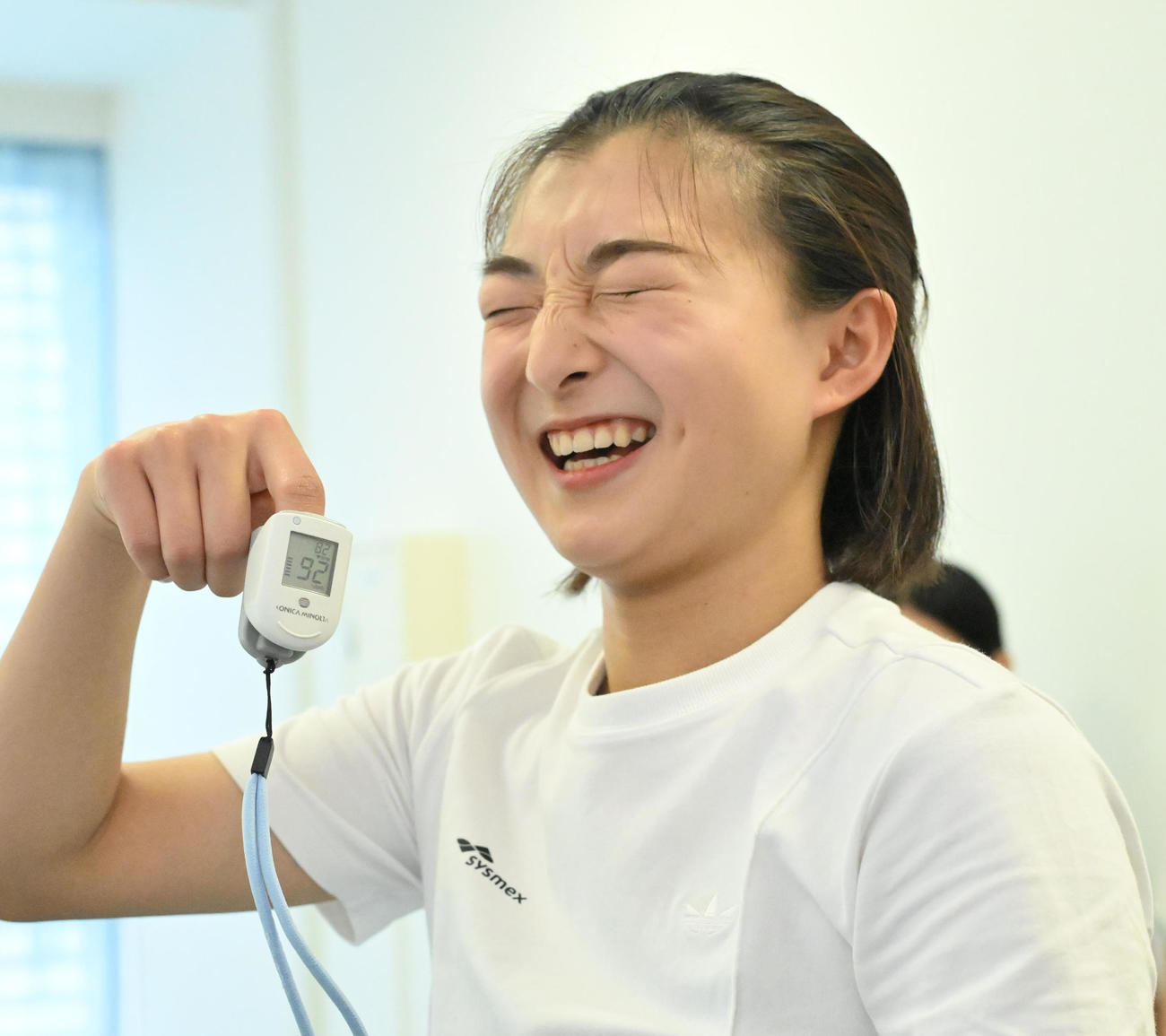 パルスオキシメータで酸素量を計る坂本花織（撮影・石井愛子）