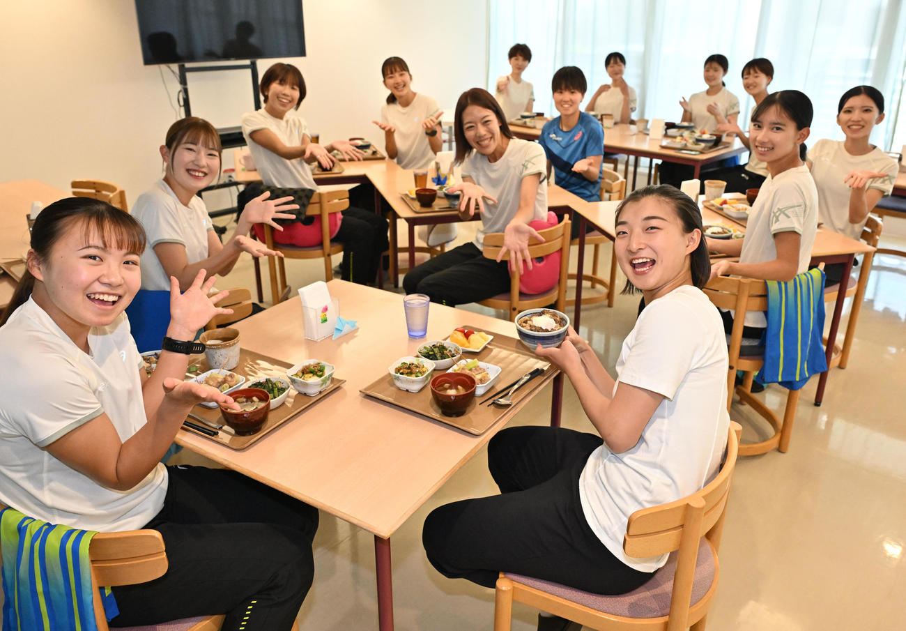 陸上部の選手たちと昼食を食べる坂本花織（右手前）（撮影・石井愛子）