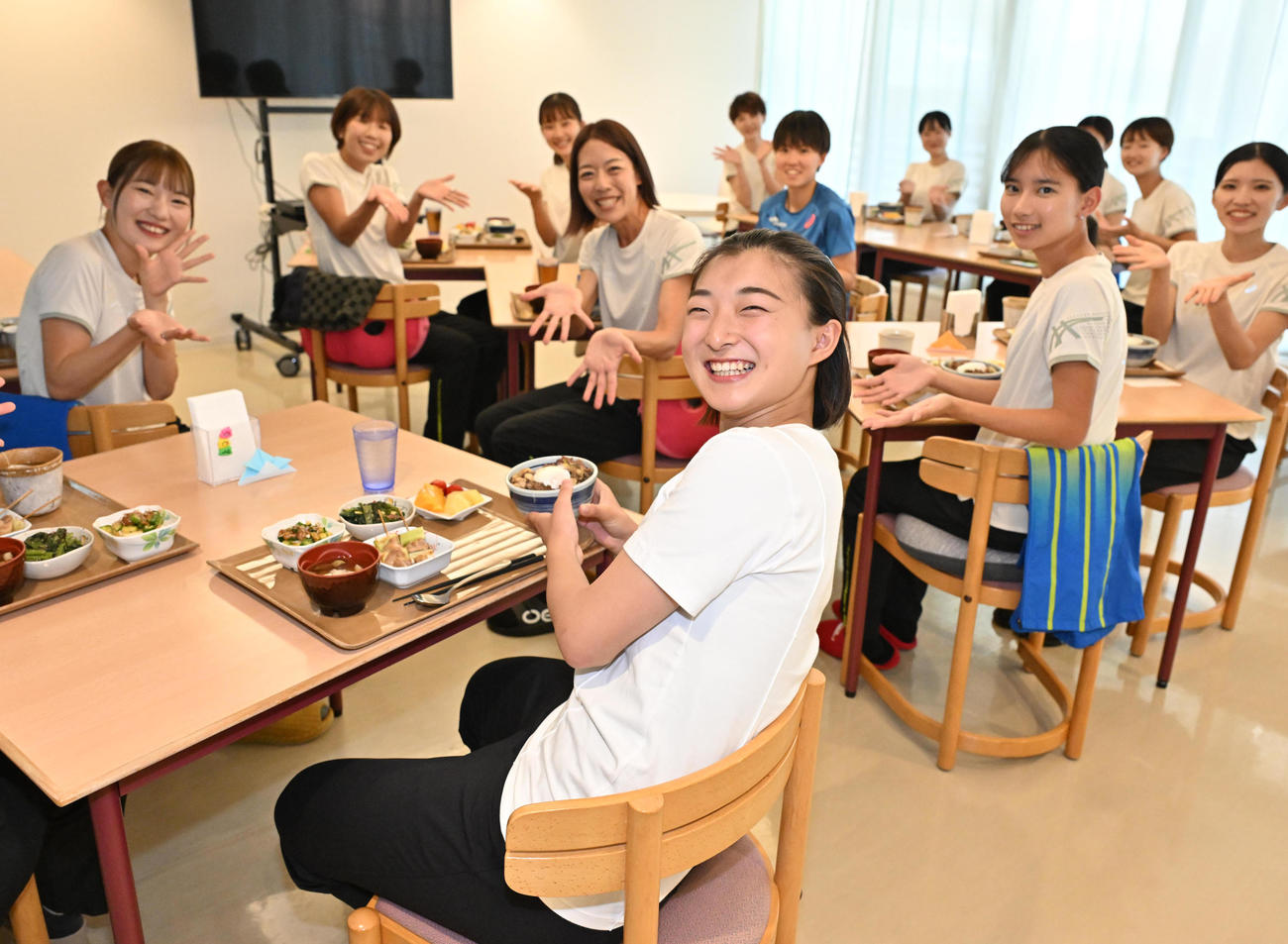 陸上部の選手たちとの昼食タイムに笑顔の坂本（手前）（撮影・石井愛子）