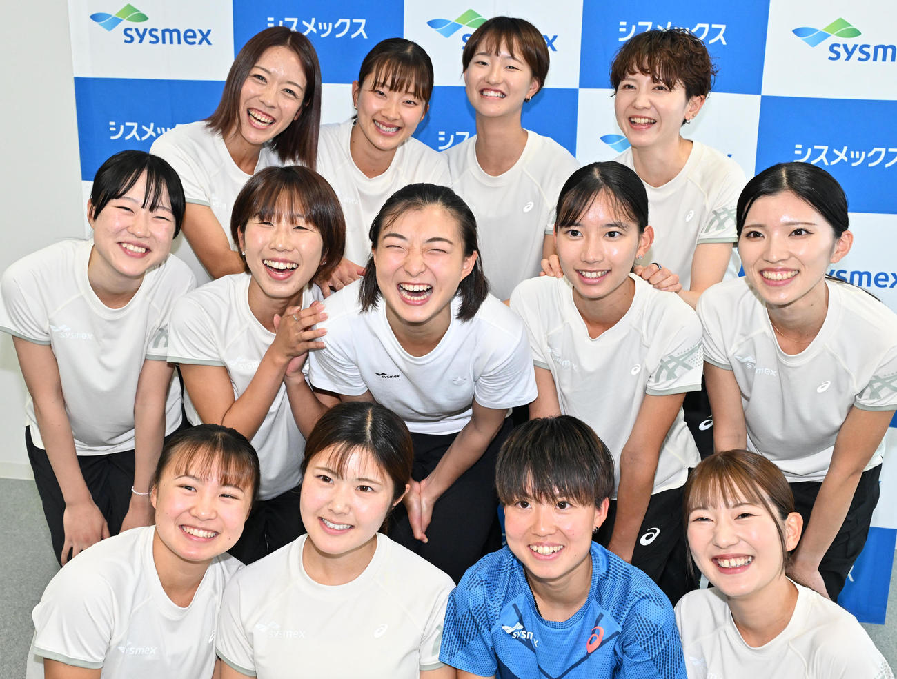 陸上部の選手たちと記念撮影をする坂本花織（2段目中央）（撮影・石井愛子）