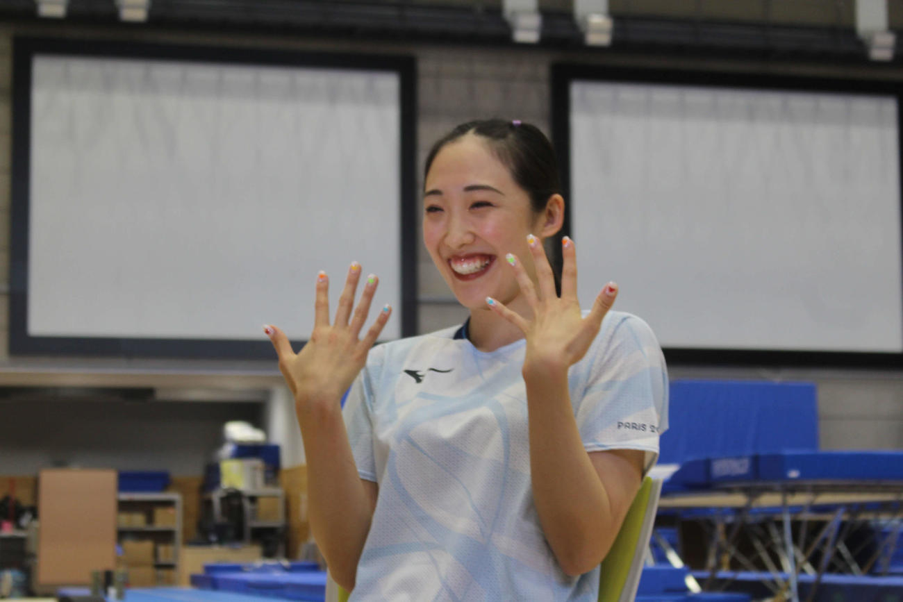 練習後の取材でネイルを見せて笑顔の森