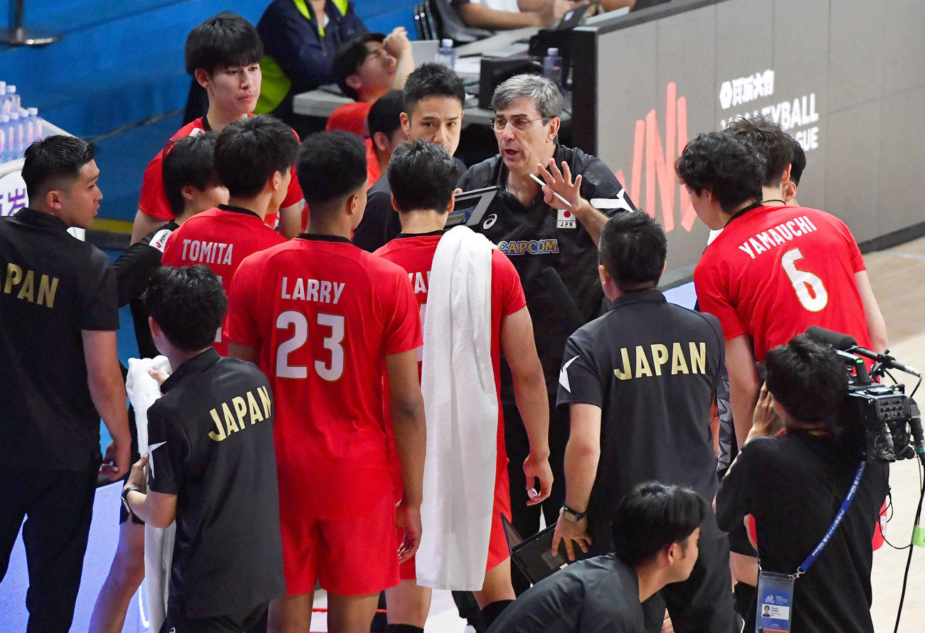 日本対ポーランド　第1セット、タイムアウトで作戦を伝えるフィリップ・ブラン監督（中央）（撮影・岩下翔太）