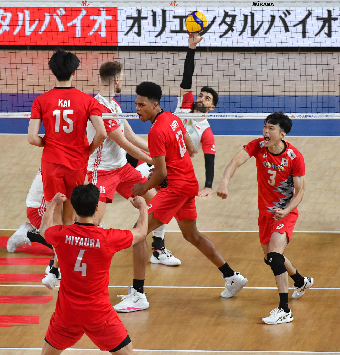 日本対ポーランド　第1セット、ブロックで得点を奪い、雄たけびをあげながらガッツポーズする深津（右）（撮影・岩下翔太）