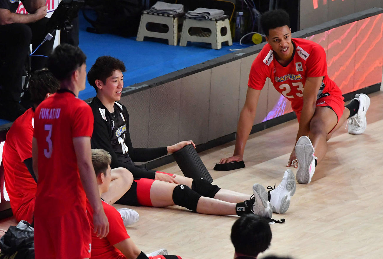日本対ポーランド　試合前、ストレッチを行う石川（左）、エバデダン・ラリーらバレー男子日本代表の選手たち（撮影・岩下翔太）