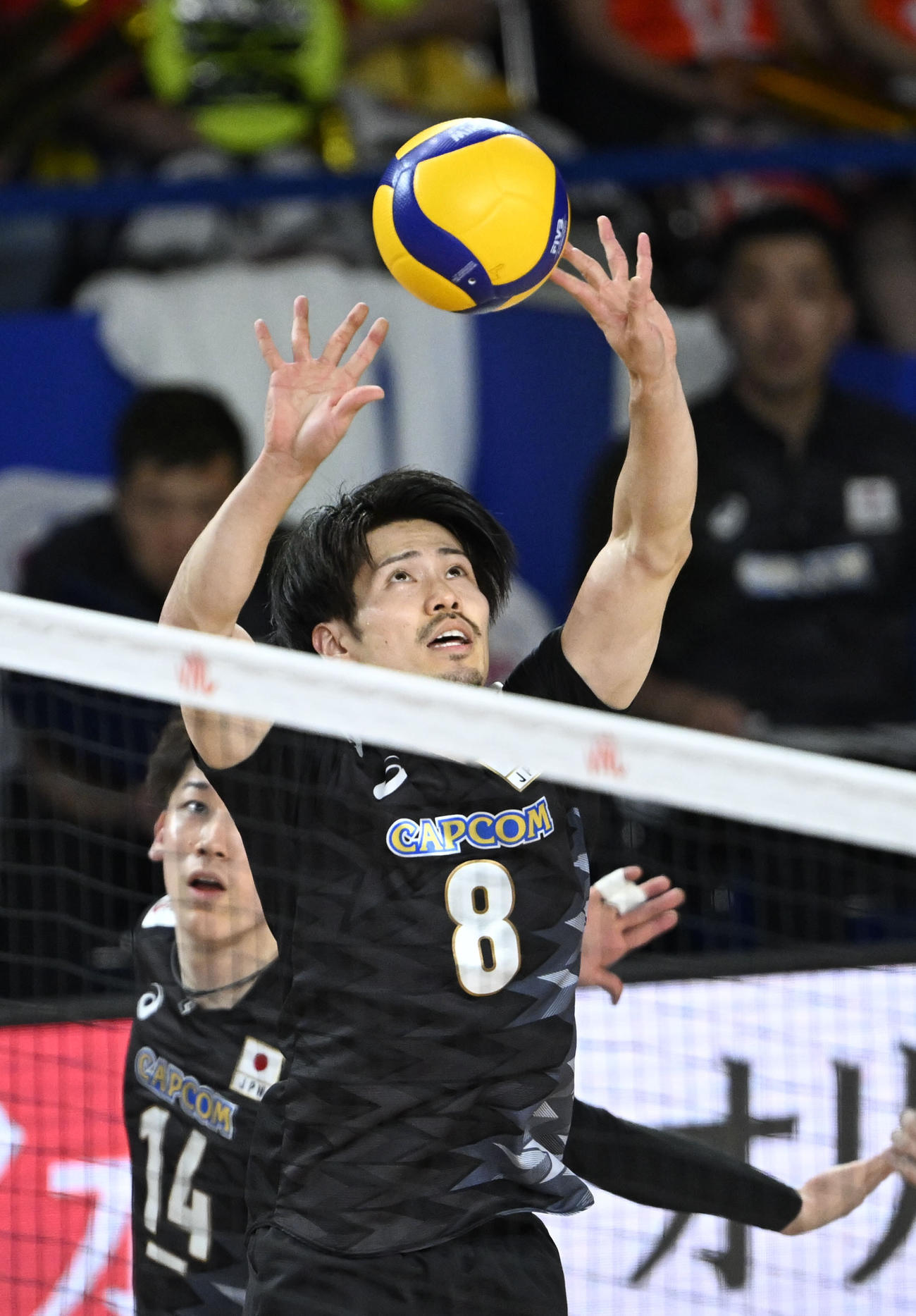 第2セット、トスを上げる関田（共同）