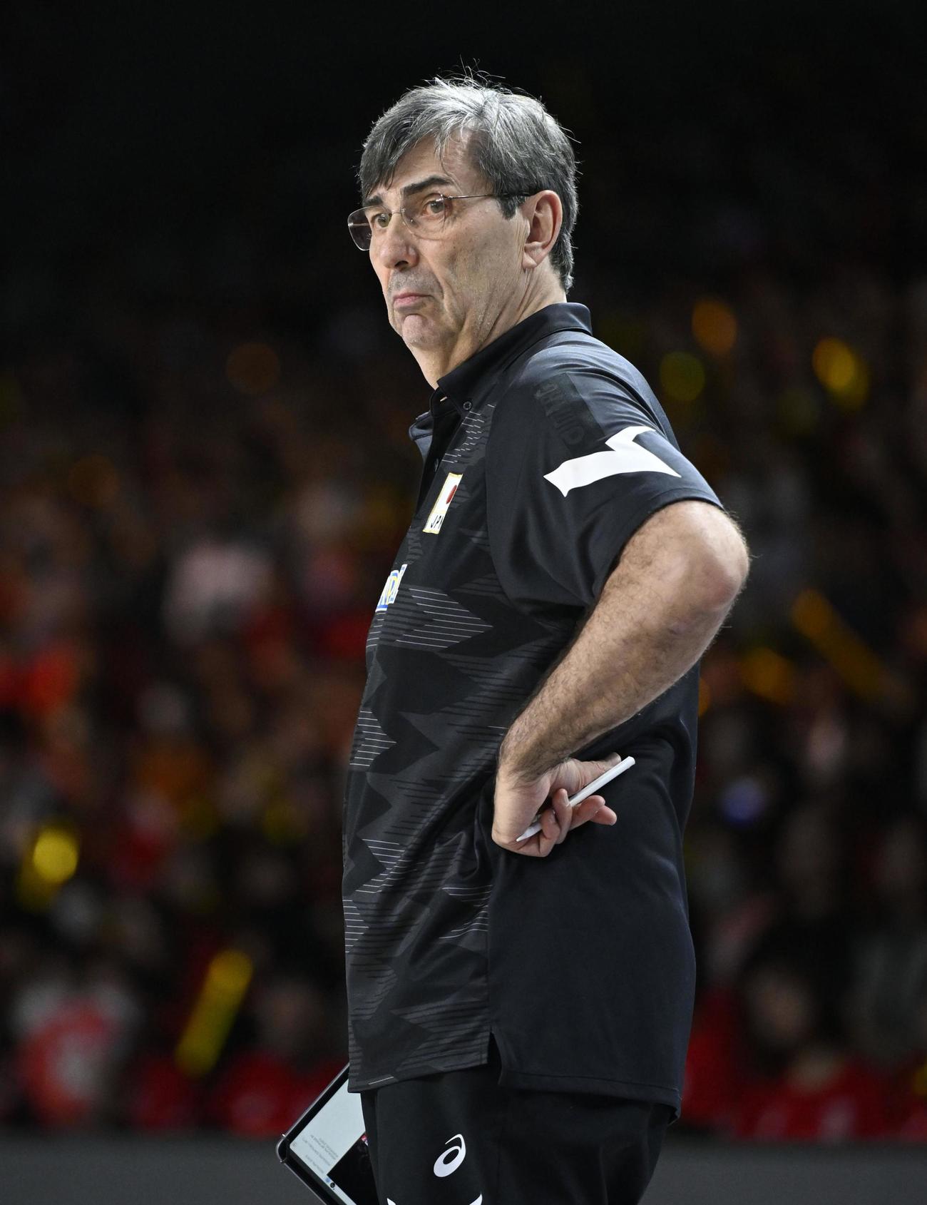 第4セット、試合を見守るブラン監督（共同）
