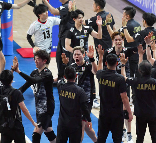 日本対スロベニア　スロベニアに勝利しタッチを交わす、先頭から石川、西田、高橋藍、関田、小川（すべて撮影・岩下翔太）